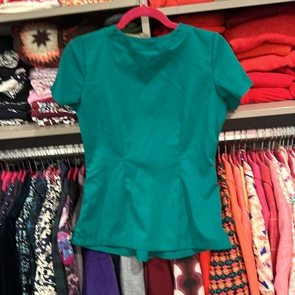 Healing Hands green size XS scrub top - Picture 3 of 3